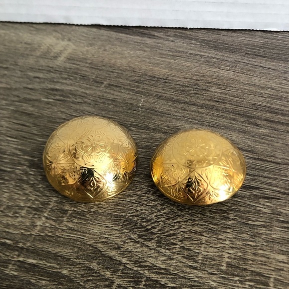 Vtg Gold Embossed Dome Clip On Earrings - Picture 9 of 10